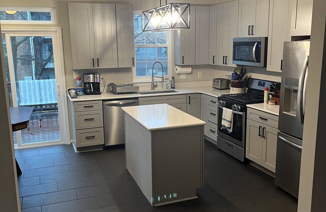 Newly Renovated Townhouse ~3 miles from Ft. Belvoir and ~20 miles from D.C.