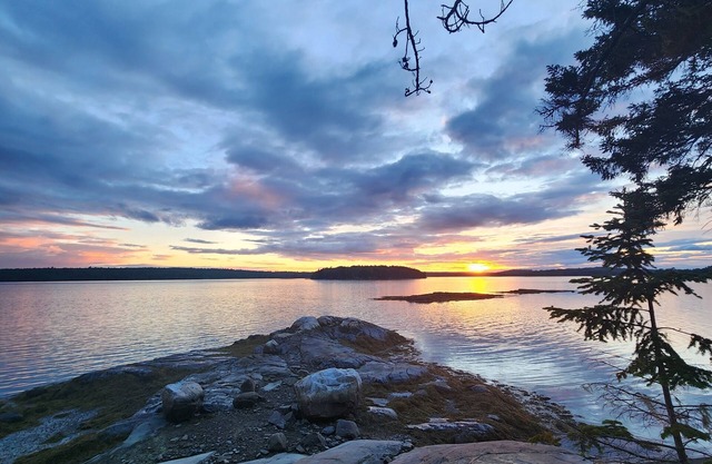 Newly renovated waterfront cottage with spectacular sunset views