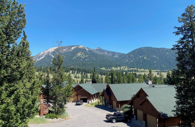 Newly Updated, Amazing Views, Close to Town Center and Ski Resort!