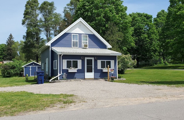 Newly updated cottage, close to Crystal Mtn and groomed trails