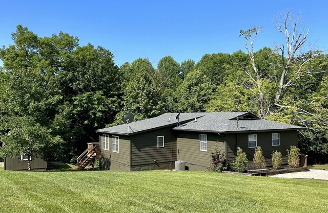 Newly updated Rough River Cottage with deck, grill and firepit!