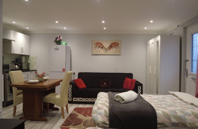 Newport rental property,Furnished studio Near train station Free Wifi-Parrking.