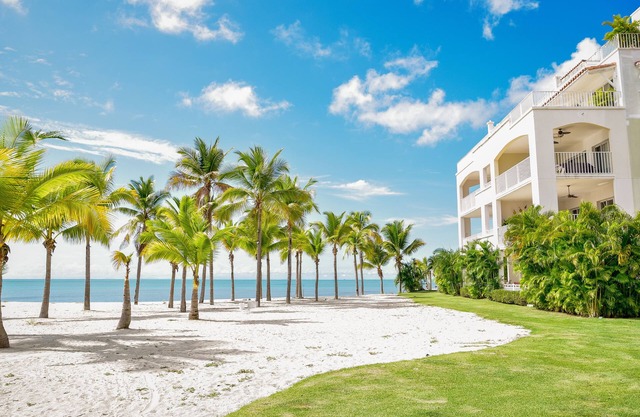 Next to Beach Club! - Sleeps 6