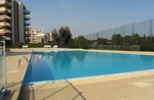 Nice 2 rooms apartment, bright, by the sea and the beaches, large pool