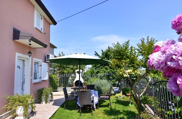 Nice accommodation in Đuba-Umag, near the sea, quiet area, air-conditioned, WiFi