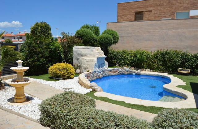 NICE AND QUIET VILLA, PRIVATE POOL, BBQ, A/C, NEAR THE BEACH