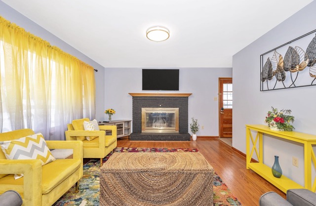 Nice and modern decor, 4BR 3BA, remodeled