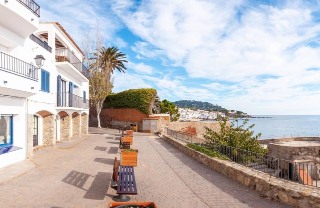 Nice apartment on the first line of the sea