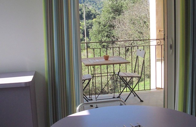 NICE APARTMENT IN HAMLET 700 M/north pond, fiber, solar hot water