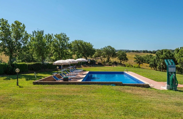 Nice apartment in villa for 6 people with WIFI, pool, TV, patio, pets allowed and parking