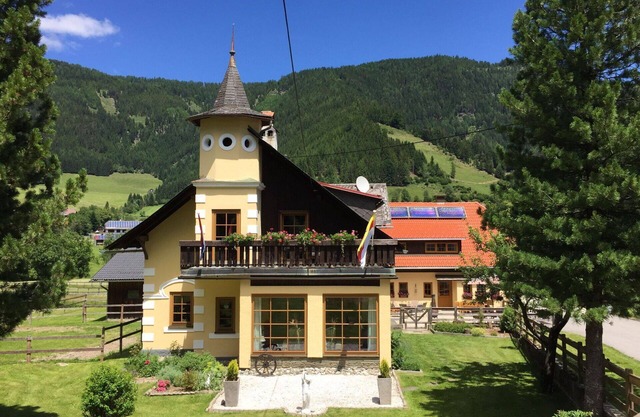 Nice apartment for 5 guests with hot tub, WIFI, TV, patio, pets allowed and parking
