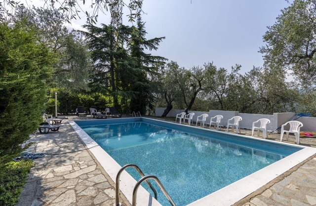 Nice apartment for 4 guests with WIFI, pool, balcony, pets allowed, panoramic view and parking