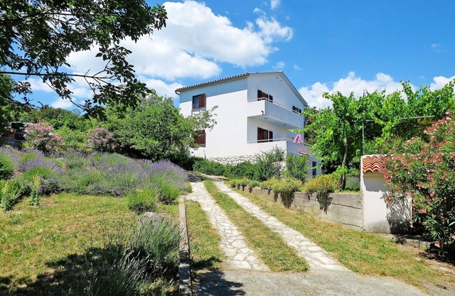 Nice apartment in villa for 10 people with WIFI, TV, terrace, pets allowed and parking