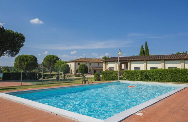 Nice apartment in villa for 7 people with WIFI, pool, TV and pets allowed