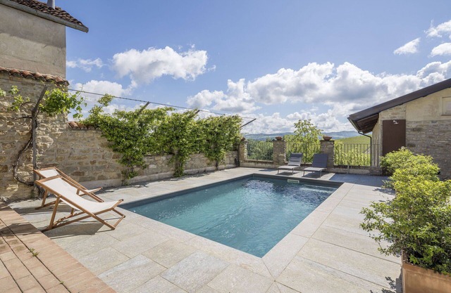 Nice apartment for 4 people with pool, WIFI, TV and balcony, close to Alba