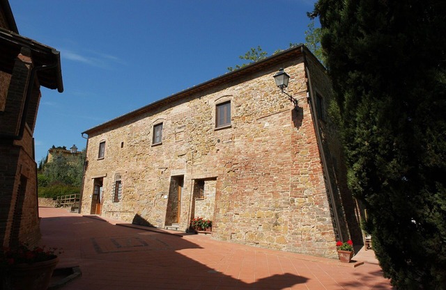 Nice apartment with WIFI, pool, A/C, TV, pets allowed and parking, close to San Gimignano