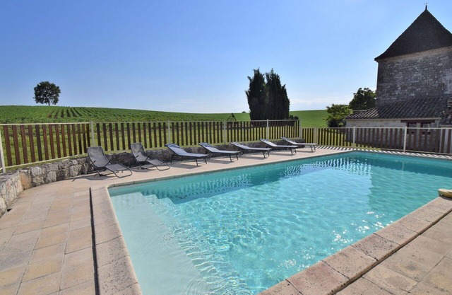 Nice apartment in villa for 4 people with pool, TV, terrace and parking