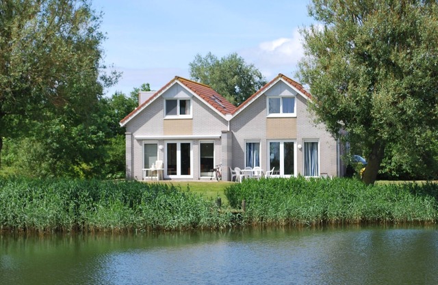 Nice holiday home on the water in Friesland