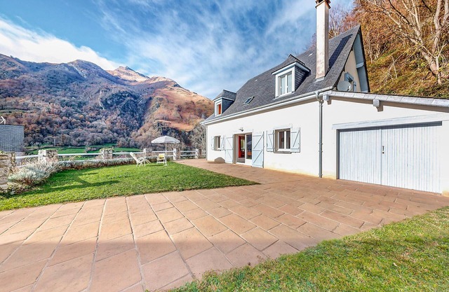 Nice home in Louvie-Soubiron