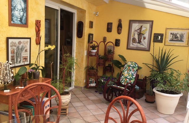 Nice house in quiet area with bus stops at the door and close shops