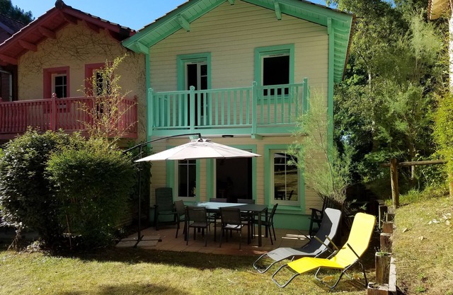 Nice house in residence with large swimming pool