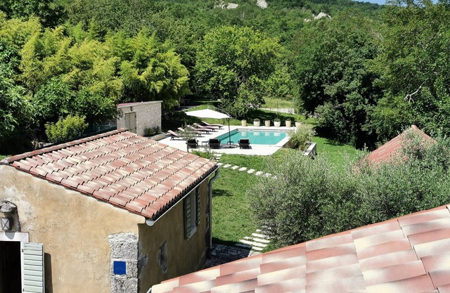 Nice house with pool and jacuzzi surrounded by nature