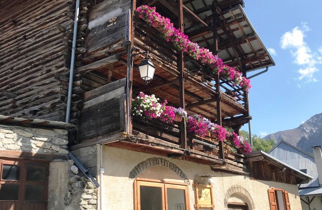 Nice little T3 and its incredible sunny balcony