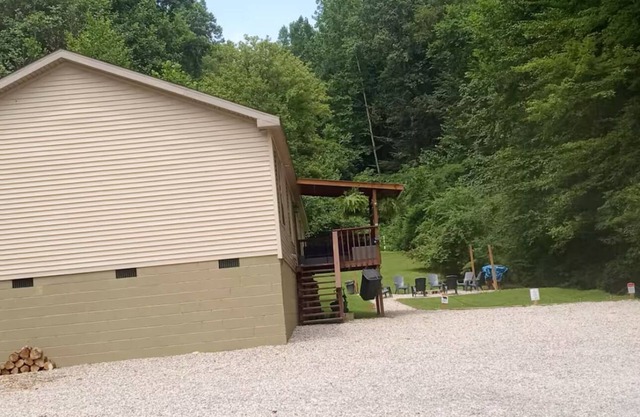 Nice private home in Matewan, close to trails! Hottub, Pool, fire pits & games!