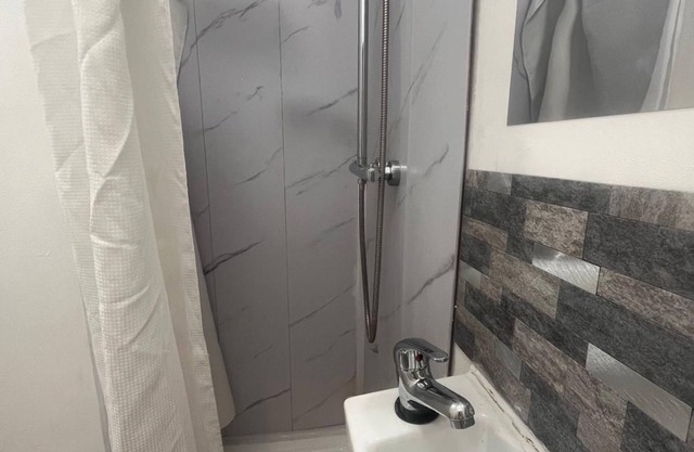 Nice studio, 2 stops to Liverpool Street
