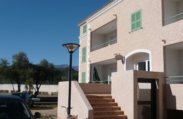 Nice studio, quiet, 2 minutes from the marina of St Florent.