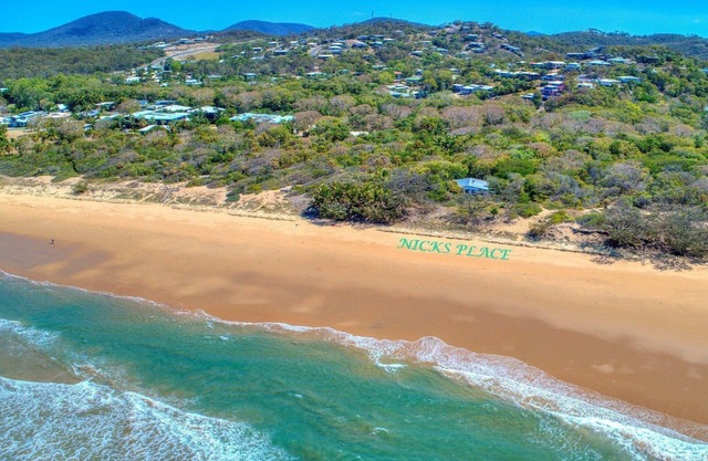 NICK'S PLACE - ON BEACH HOLIDAY HOUSE