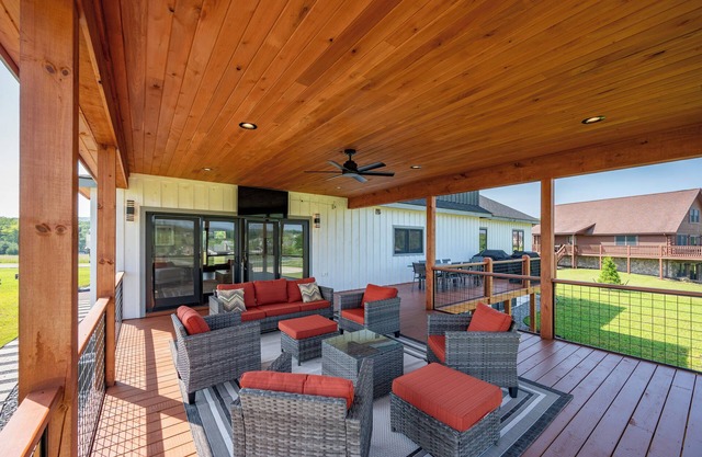 Night & Day: Lake Access, Hot Tub!