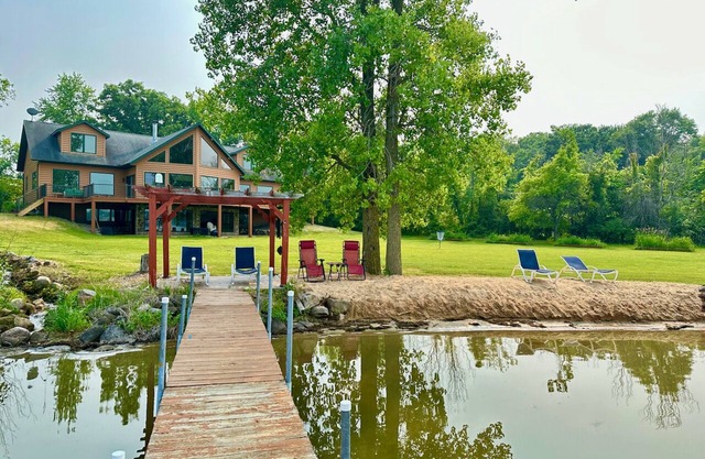 Niima Outpost on Lake Mason