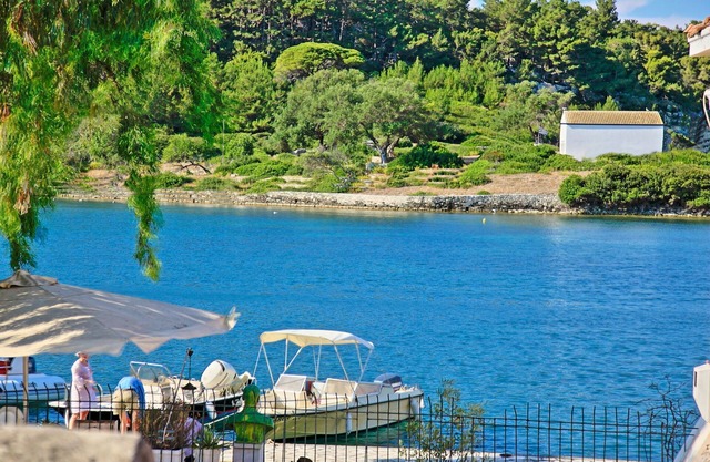 Nina: Gaios Waterfront Apartment