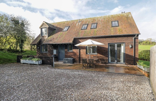 NINE ACRES BARN, with a garden in Marlborough, Wiltshire
