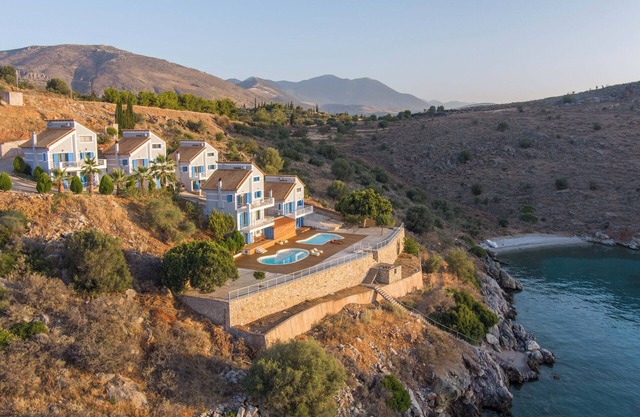 Nisaia is a villa with a small garden with barbeque next to the sea.