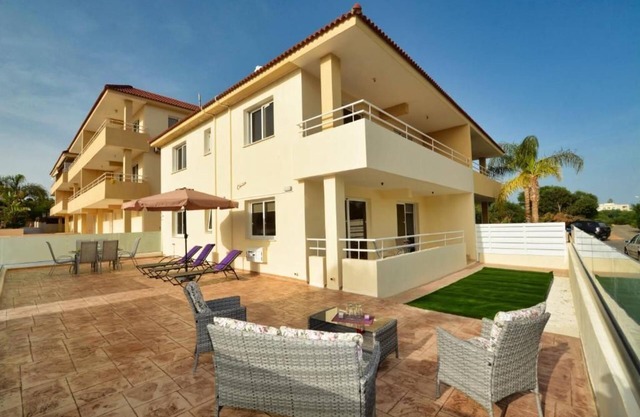 Nissi Martha 2 Bedroom Apartment With Public Pool