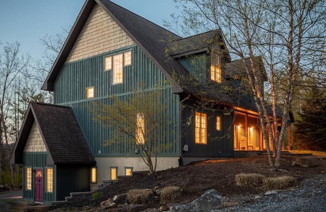 "Nittany Lion" Luxury House 4BR, Sleeps 9, 15 mins to Penn State!