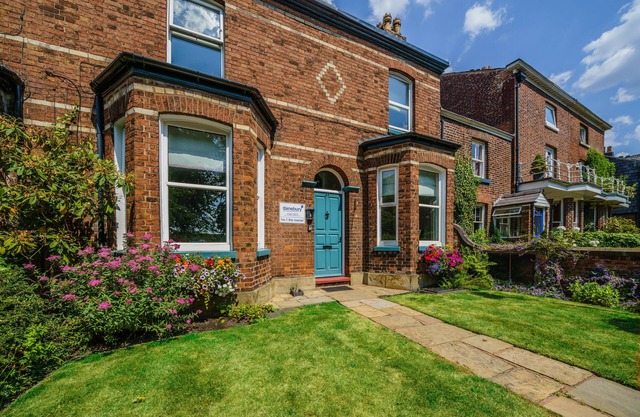 No. 2 The Manse - 1 Bedroom Apartment Overlooking Knutsford Heath