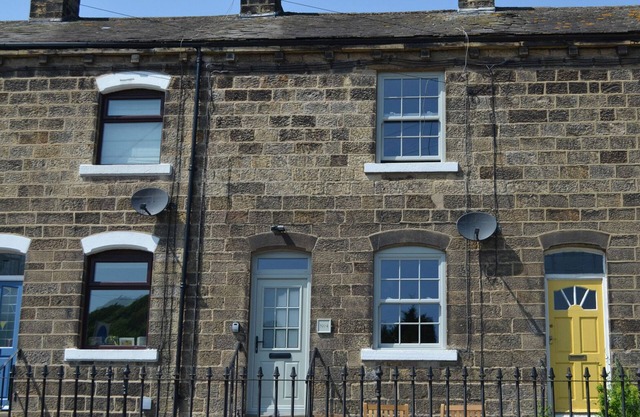 NO. 4 EMBSAY, romantic, character holiday cottage in Embsay
