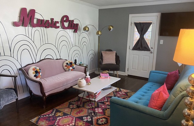 NO CLEANING FEE! Boro Babe Cave.Eclectic Vibes + Modern Amenities