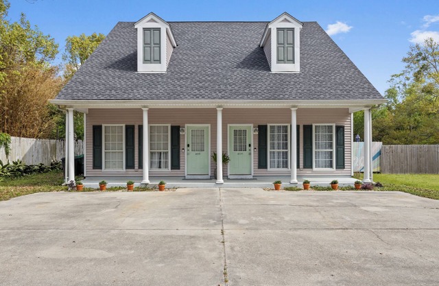 No Cleaning Fee! King Suite. Sleeps 8. 3 BR. 2.5 Baths. Pet Friendly!