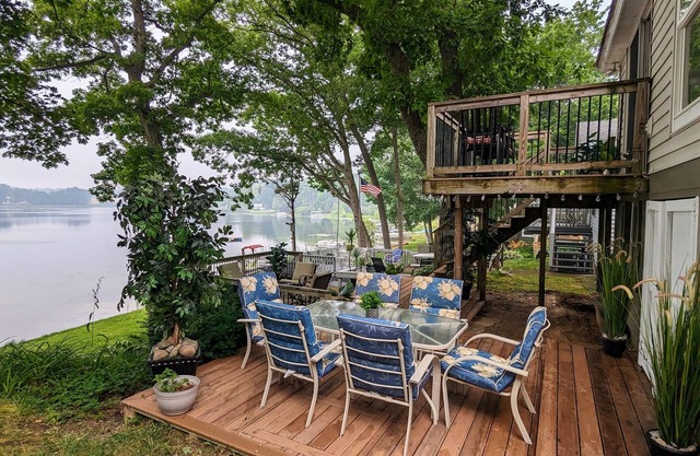 No wake lakefront cottage with tiered decks and a quiet, friendly neighborhood