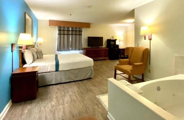 Non-smoking King Jacuzzi Room at FairBridge Inn Express Mt Vernon