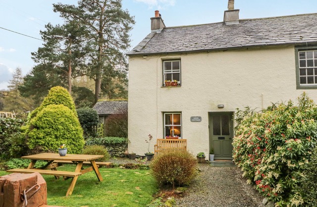NOOK COTTAGE, pet friendly, character holiday cottage in Keswick