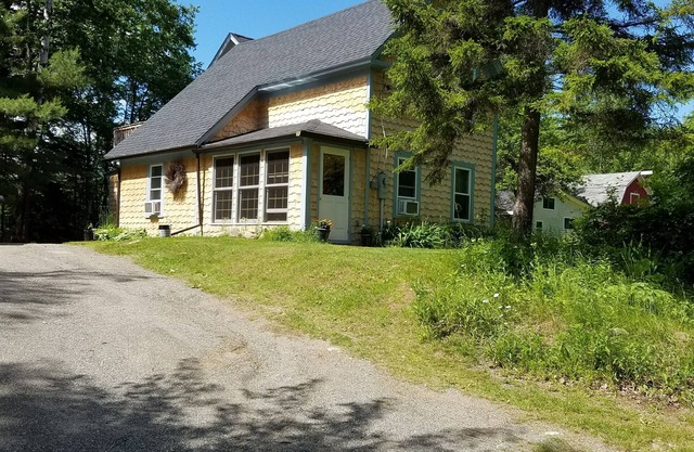 Norcross Cottage, quiet lakeside cottage in Maine moose country