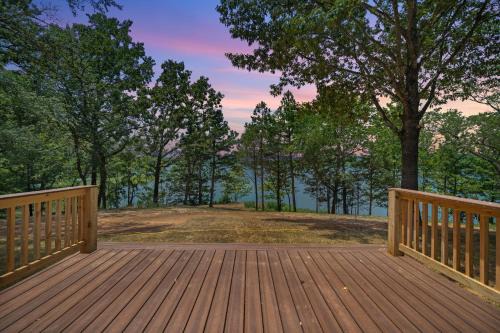 Nordin's LakeHouse, Lakefront Hideaway on Delaware Bay Sleeps 10