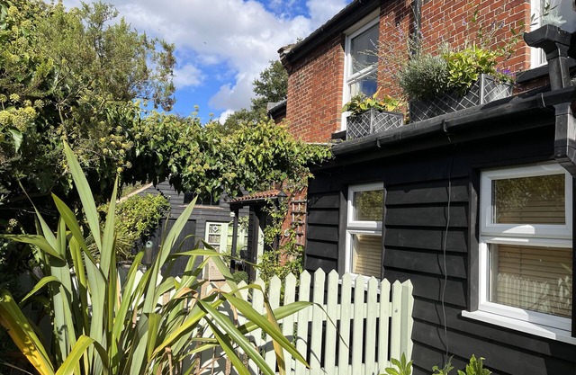 Norfolk Broads Comfy Cottage. 500 yds River. Suffolk Broadland Village/Beach Hut