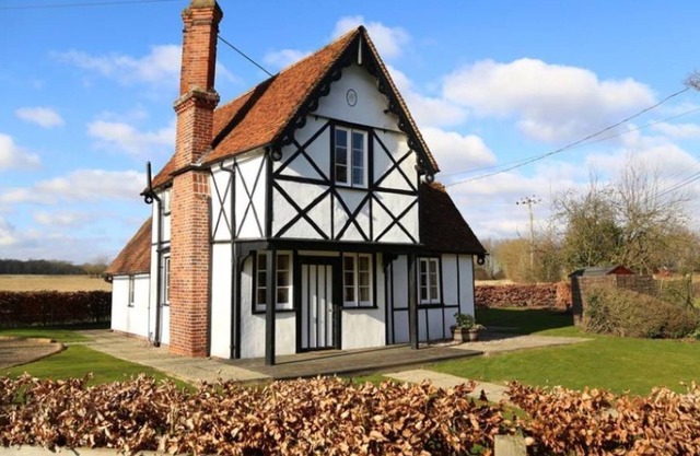 North Lodge historic self-catering detached cottage with garden, parking & pets