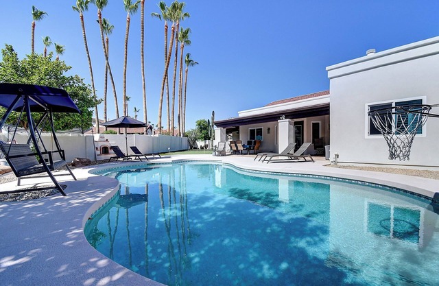 North Scottsdale Gem w/Pool , Hot Tub, Putting Green!